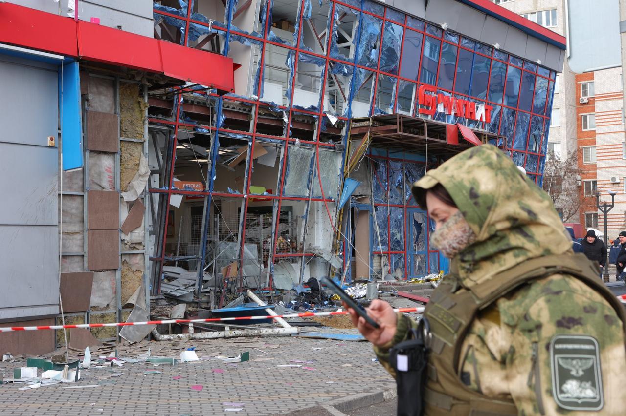 Un centre commercial endommagé après une attaque aérienne ukrainienne sur Belgorod (Russie), le 15 février 2024. © STRINGER / AFP